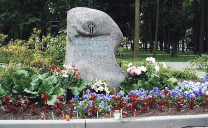 Komunistiskā genocīda upuru piemiņai veltīts atceres brīdis pie piemiņas akmens “Nevainīgajiem sarkanā terora upuriem”
