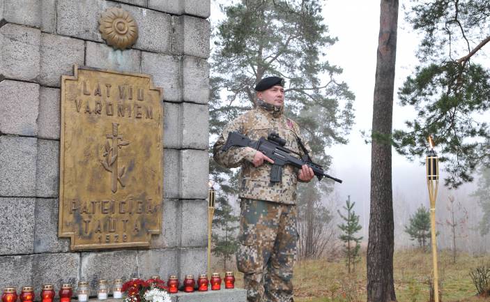 Piemiņas brīdis Latvijas armijas karavīru Brāļu kapos