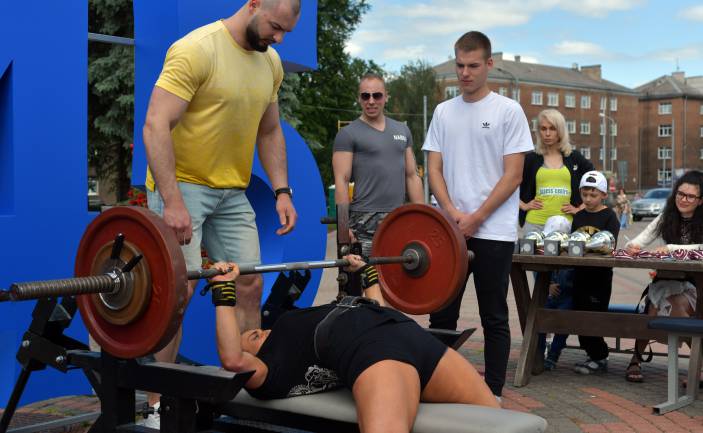 Svara stieņa celšanā uz bicepsu 