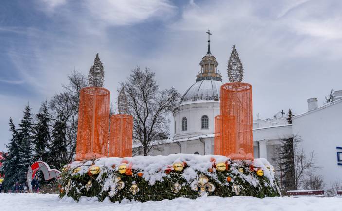 Pirmās sveces iedegšana pilsētas Adventes vainagā