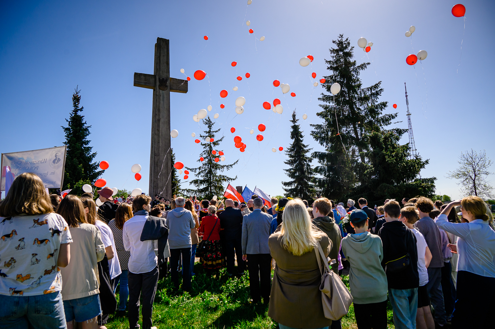 Ziedu nolikšana pie piemiņas krusta kritušajiem poļu karavīriem d