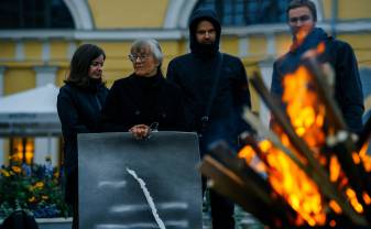 “Destrukcija” – Mārītes Klušas ugunīga performance ar aktīvu mākslas līdzdalību