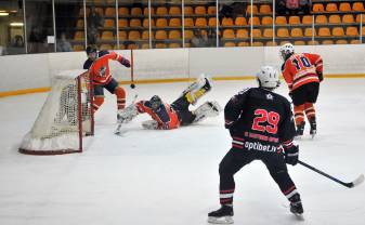 Spraiga cīņa Daugavpils pilsētas hokeja čempionātā