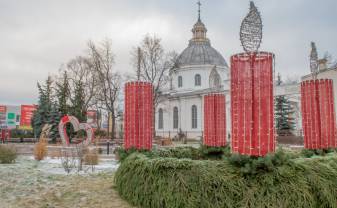 1.decembrī  Rīgas un Cietokšņa ielu krustojumā Adventes  vainagā iedegs pirmo sveci