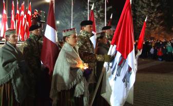 День Лачплесиса в Даугавпилсе завершился красочным факельным шествием