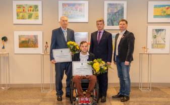 Domes priekšsēdētājs Rihards Eigims Domē sveica paukotāju Dmitriju Valaini