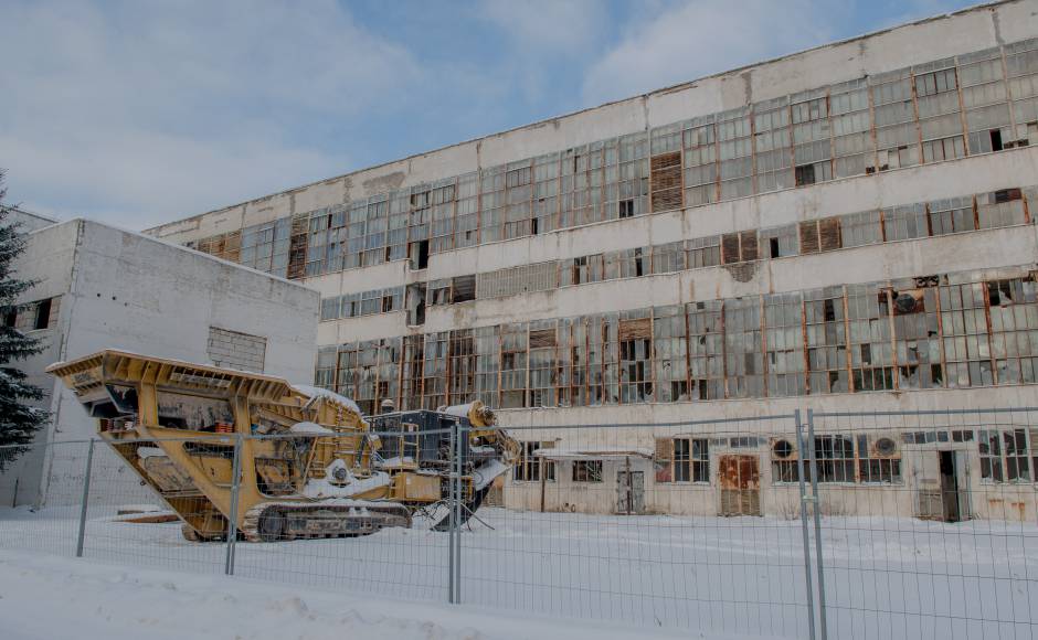 Сносят бывший комплекс завода химического волокна