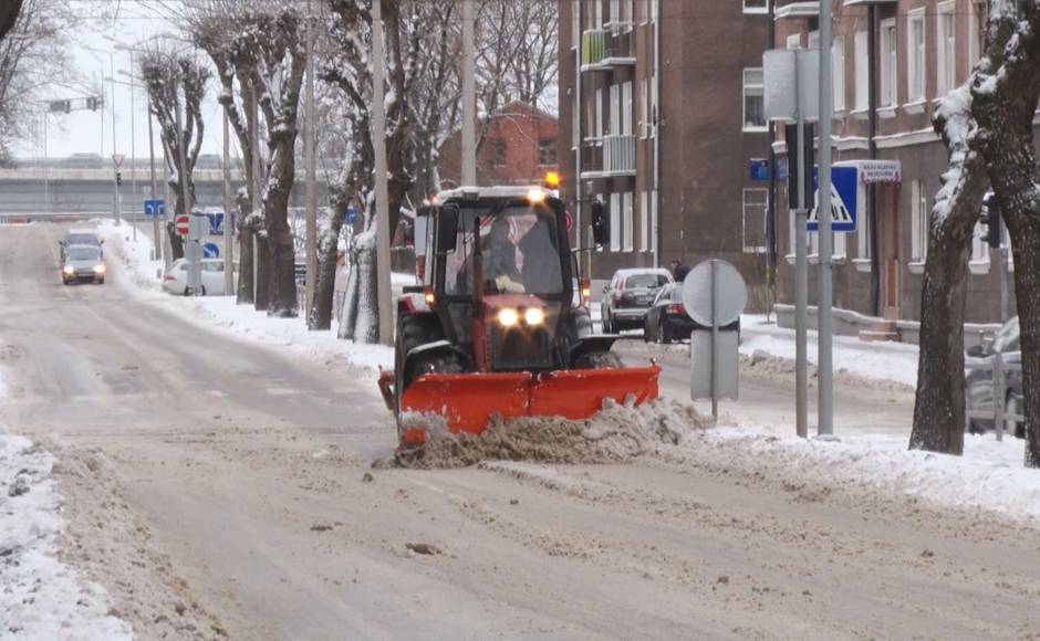 На очистку улиц Даугавпилса от снега брошены все силы