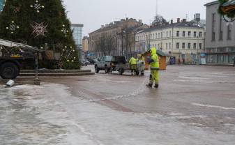 В центре города демонтируют праздничные украшения и ёлку