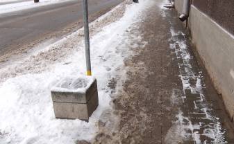 Mēnesi Daugavpilī ietves tiks kaisītas ar granīta šķembām