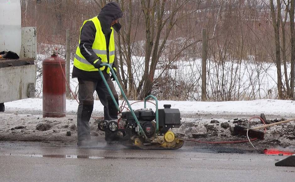 Komunālie dienesti aicina ziņot par bīstamām bedrēm uz pilsētas ceļiem