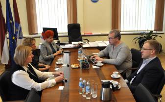 Labklājības ministrijas parlamentārais sekretārs Roberts Spručs augstu novērtēja Daugavpils Sociālā dienesta darbu