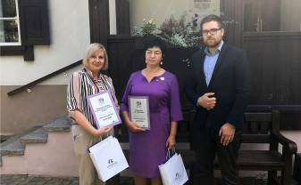 Divām Daugavpils pilsētas izglītības iestādēm pasniedza “eTwinning Skola” sertifikātu un Eiropas Komisijas pateicības vēstuli