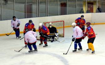 Hokeja čempionāta komandas uzsāk cīņu pretī uzvarai