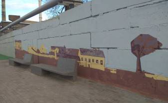 Pabeigti Bruģu ielas promenādes sienas apgleznošanas darbi