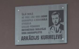Открыта памятная плита Почетному даугавпилчанину Аркадию Курмелёву