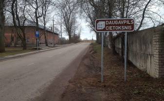 Uzstādītas ceļa norādījuma zīmes, kuras ved uz Daugavpils cietoksni