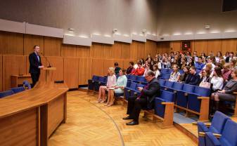 Andrejs Elksniņš atklāja Latgales reģiona skolēnu zinātniskās pētniecības darbu konferenci