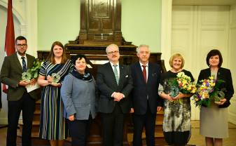 Daugavpils Valsts ģimnāzijas ķīmijas skolotāja Irina Fjodorova saņem Ekselences balvu! Daugavpils Valsts ģimnāzijas ķīmijas skolotāja Irina Fjodorova saņem Ekselences balvu!
