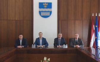 Preses konferencē Domē informēja par karantīnas ieviešanu Daugavpils reģionālajā slimnīcā
