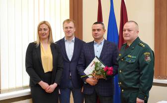 Mihailam Lavrenovam pasniedza Valsts robežsardzes Atzinības rakstu