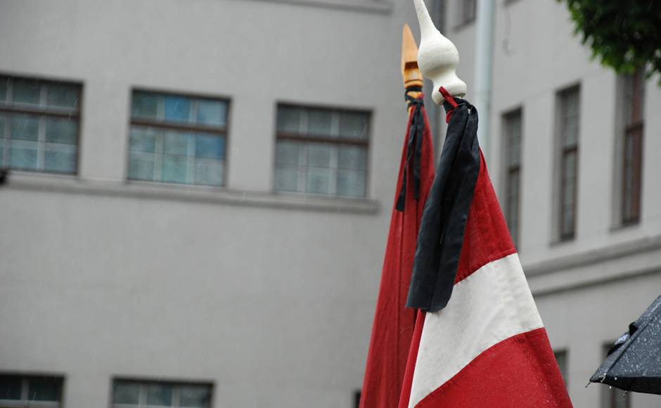 Траур флаг рф. Траурный флаг. Латвийский флаг с траурной лентой. Траурная лента Украина. Флажок траурный.