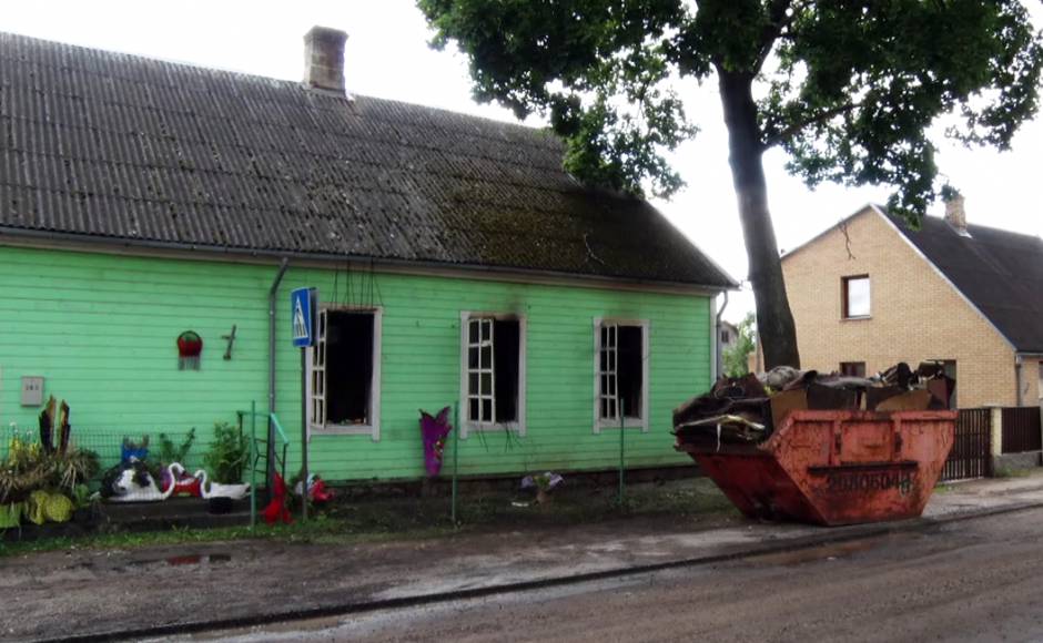 Многодетной семье из Даугавпилса нужна помощь в восстановлении сгоревшего дома
