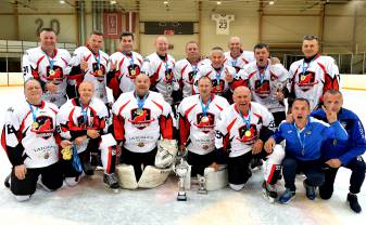 Komanda ''Latgales Alus'' kļūst par veterānu hokeja čempionāta uzvarētājiem