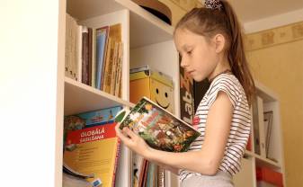 Ģimenes dalās ar lasīšanas veicināšanas trikiem bērniem