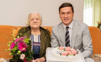 Domes priekšsēdētājs sveica daugavpilieti Mariju Kuzņecovu 100 gadu jubilejā