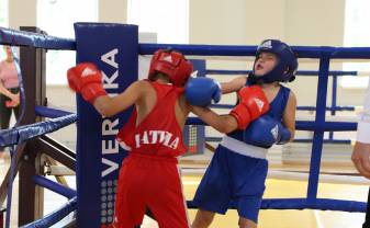 Jaunie bokseri gūst pieredzi sacensībās ''Sudraba cimds''