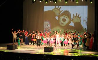 Bērni un jaunieši ieskandināja Daugavpili ar mūziklu “Jaunatne var!”