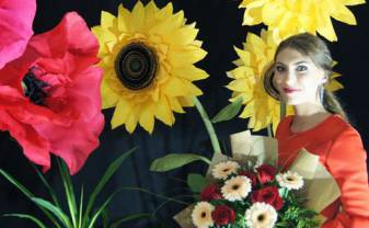 Angelina Maļceva aicina savā pasakainā lielo ziedu pasaulē