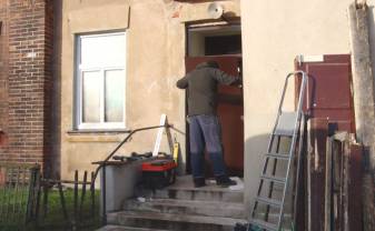 При софинансировании Думы продолжается замена окон и дверей в подъездах
