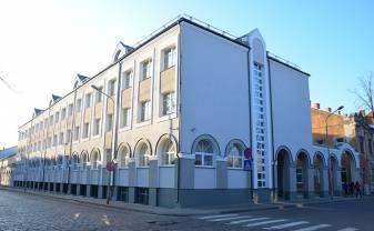 Daugavpils Valsts ģimnāzijā nodrošināta ergonomiskā mācību vide Daugavpils Valsts ģimnāzijā nodrošināta ergonomiskā mācību vide