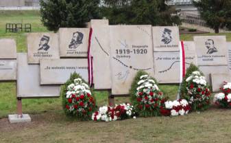 В Парке cвободы состоялось открытие памятника в честь освободителей Даугавпилса