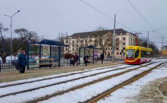 Daugavpilī uzstādīti ļoti moderni tramvaja pieturu paviljoni