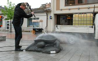 SIA “Labiekārtošana-D” apseko un tīra skulptūras Daugavpilī