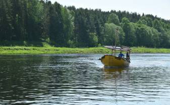 Предлагаем насладиться красотой Даугавы во время водной прогулки на плоту или лодке