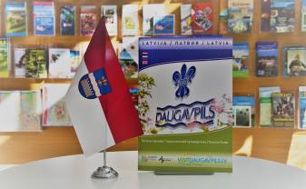 Посетители Туристического информационного центра могут приобрести новые сувениры – флажки Даугавпилса