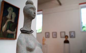«Zemes sāls» – Māla mākslas centrā skatāma tēlnieces Jeļenas Volkovas piemiņas izstāde