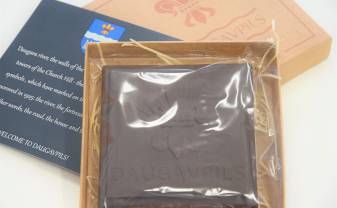 Даугавпилс снова радует туристов новинкой – плиткой горького шоколада ручной работы с надписью “Daugavpils”
