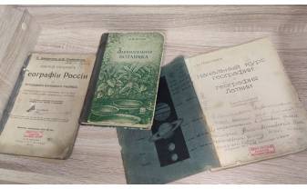 Krievu kultūras centra bibliotēkā skatāma reto mācību grāmatu izstāde