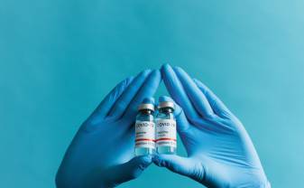 Sākas balstvakcinācija – 3. devas vakcīnai pret Covid-19 senioriem 65+, veselības aprūpes sistēmas darbiniekiem un SAC klientiem