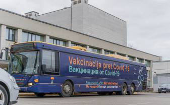 Daugavpils ielās izbrauc vakcinācijas busiņš