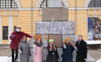Daugavpils iedzīvotāji izgrezno betona egli grafiti akcijā “Kopīgās valodas koks”