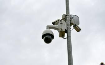 Par iekļūšanu svešā garāžā pašvaldības policijas darbinieki aiztur divus vīriešus