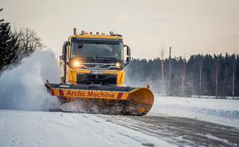 Autovadītāju ievērībai: šorīt visā Latvijā autoceļi sniegoti, strādā 197 ziemas tehnikas vienības