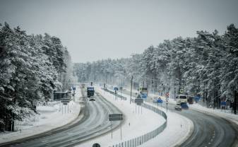 Autovadītāju ievērībai: šorīt Latgalē un Vidzemē autoceļi sniegoti un apledo, strādā 104 ziemas tehnikas vienības