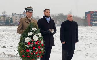 Daugavpils poļi godināja kritušo poļu karavīru piemiņu Brīvības parkā un atklāja izstādi